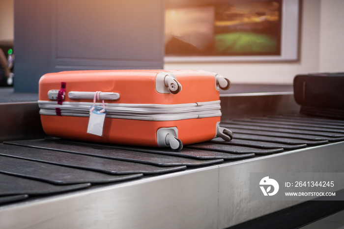 国际机场航站楼带行李箱或带传送带行李的机场行李手推车
