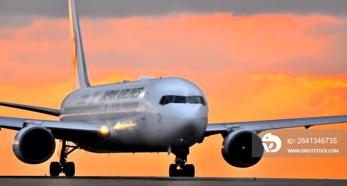 美しい夕焼けを背景に輝く飛行機　Sparkling airplane against a background of beautiful sunset　　The most beautiful Radi