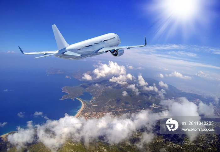 云中的客机。奥卢德尼兹的飞机和蓝色泻湖鸟瞰图