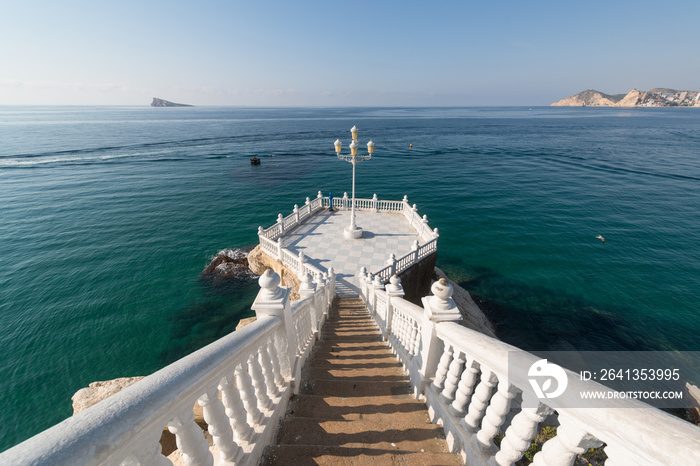 Benidorm balcon del Mediterraneo和白色栏杆的大海，阿利坎特西班牙