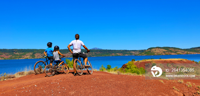 快乐活跃的自行车家庭-法国萨拉古湖