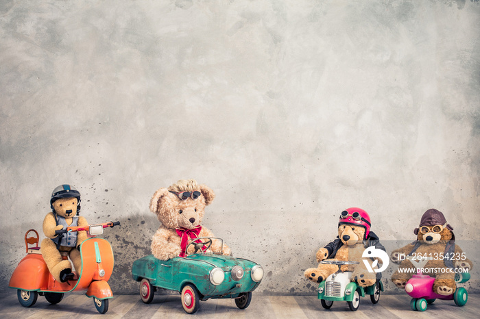复古泰迪熊玩具，带头盔，儿童踏板踏板车上的护目镜，老年汽车，粉色塑料