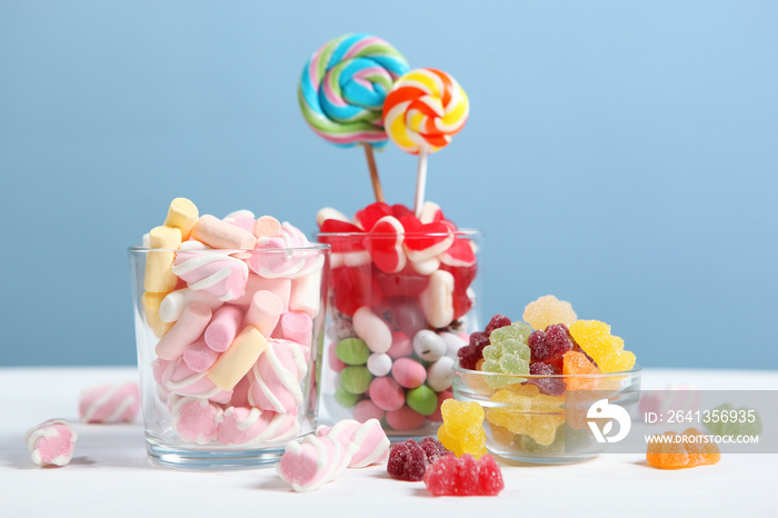 彩色背景上桌上的各种糖果。