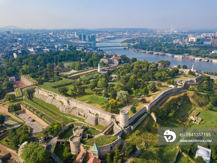 贝尔格莱德Kalemegdan堡垒鸟瞰图。无人机拍摄的夏季照片。塞尔维亚