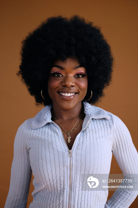 非洲发型年轻美女微笑的工作室肖像