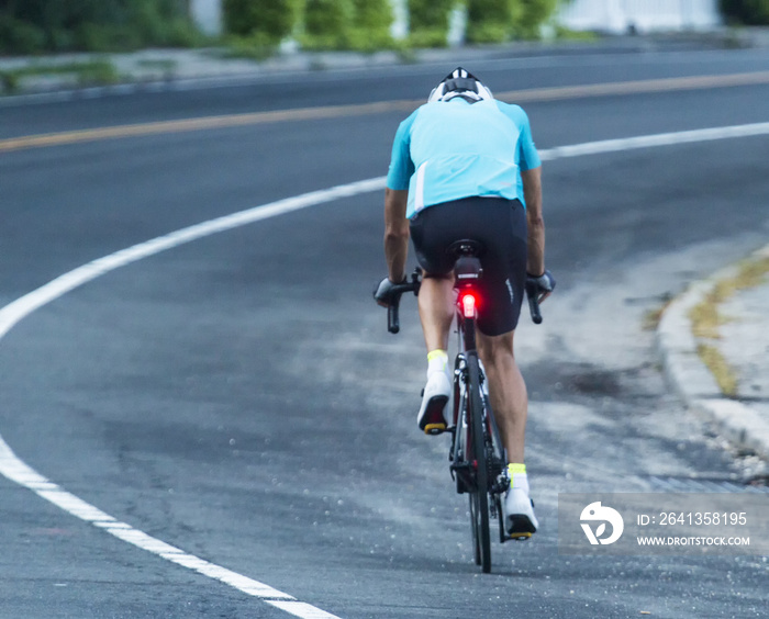 自行车手清晨在路上训练