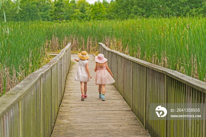双胞胎女孩在自然中心散步