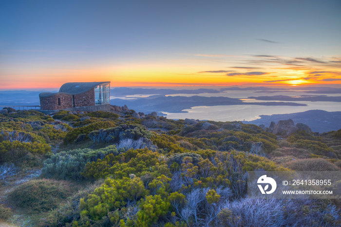 澳大利亚霍巴特惠灵顿山顶峰避难所的日出景观