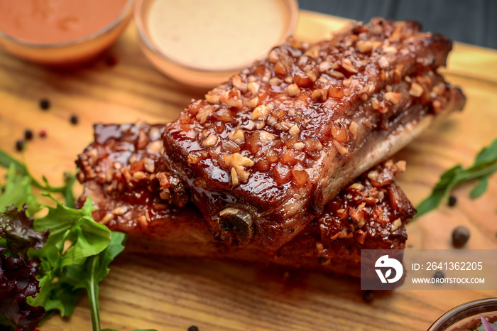 Delicious barbecued ribs seasoned with a spicy basting sauce