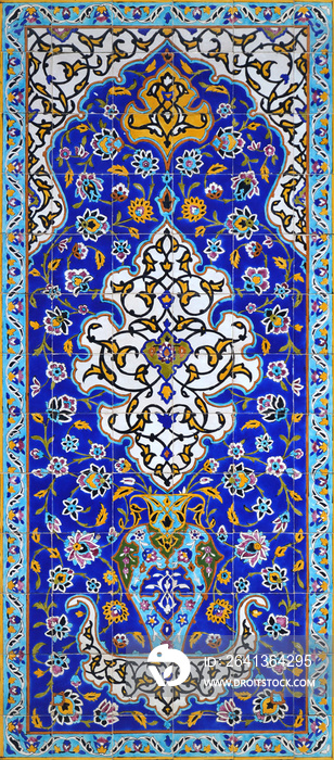 古老的传统瓷砖，花卉和装饰品的图案，在最高峰的墙上拱形