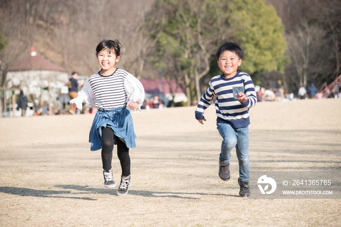 笑顔で走る子供