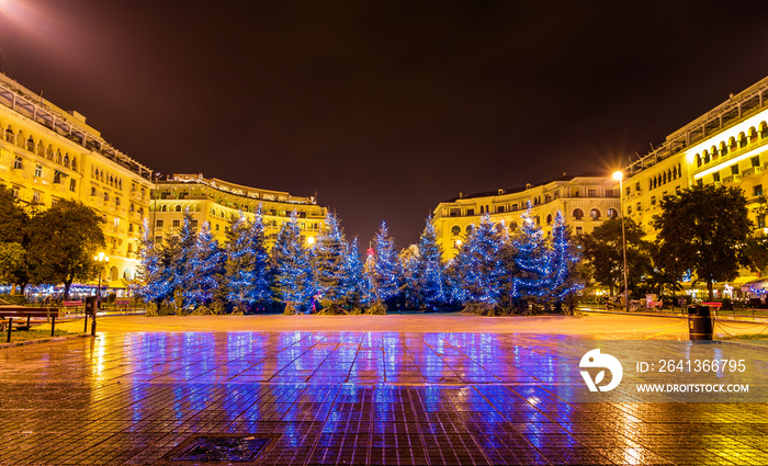 希腊塞萨洛尼基亚里士多德广场上的圣诞树
