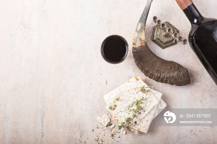 逾越节，无酵面包节，matzah和Kosher红酒杯，与警察一起喝shofar（喇叭）