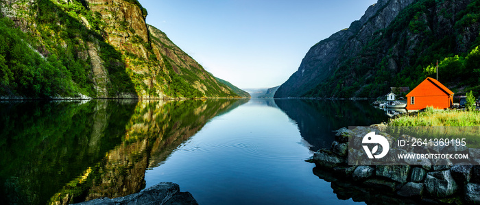 Rotes Haus an einem  Fjord in Norwegen