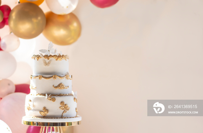 Decoración de quinceañera, fondo blanco y espacio para textos