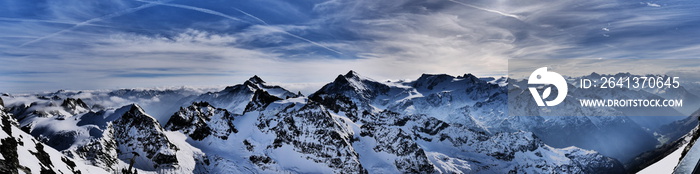 Ausblick vom Titlis auf dir umliegenden Berge