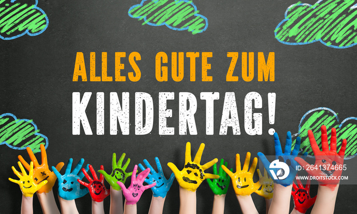 angemalte Kinderhände vor Kreide-Wolkenhintergrund mit Spruch  Alles Gute zum Kindertag!