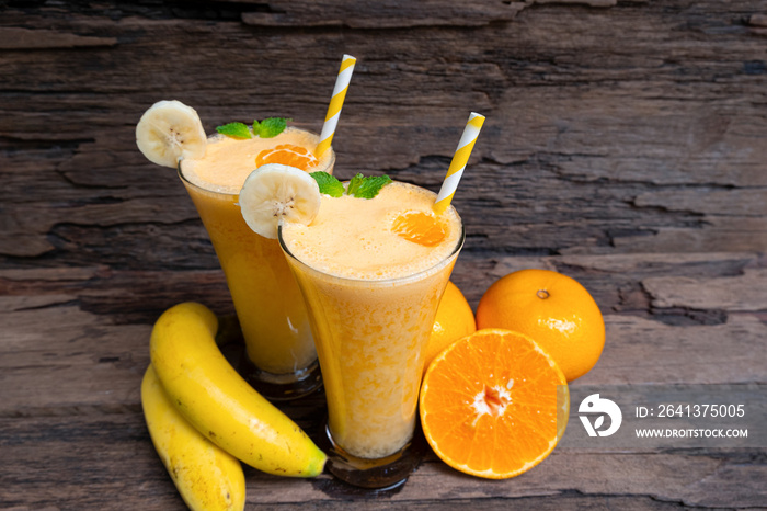 香蕉混合橙奶昔黄色彩色果汁奶昔混合饮料健康高蛋白