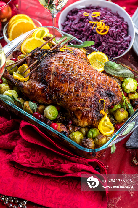 Weihnachtsgans serviert auf feierlich gedecktem Tisch