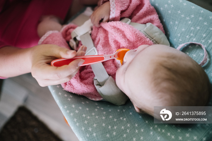 Start der Beikost - Baby erhält ersten Brei