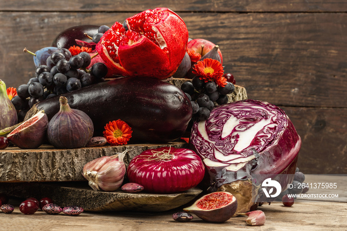 蓝色、红色和紫色食物。水果和蔬菜的烹饪背景
