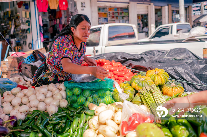 危地马拉当地的Vendoora en su puesto de ventas en el mercado。