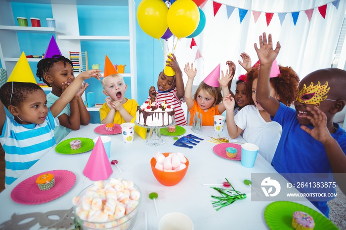 兴奋的孩子们正在享受生日派对