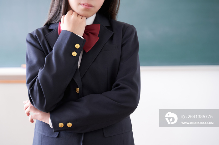 教室で悩む日本人女子中学生