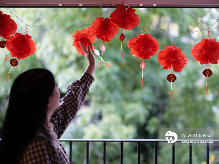 女人在家挂中国传统装饰品