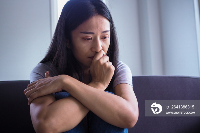 亚洲女子被男友抛弃并患有精神疾病后伤心欲绝