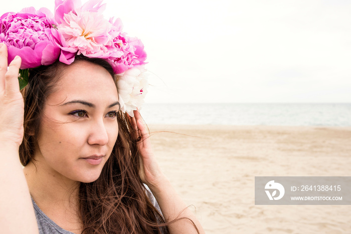 海滩上的年轻女子，头发上插着鲜花