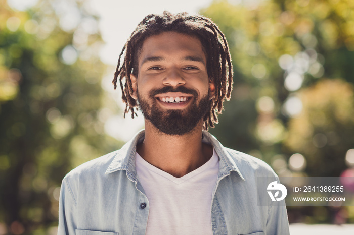 Photo portrait of student in casual outfit smiling walking in city park sunny summer day