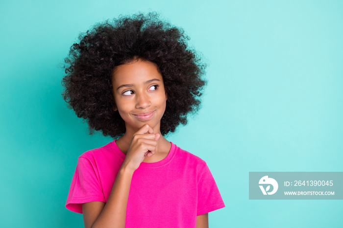 Photo portrait of thoughtful afro american girl looking at blank space touching chin with finger iso