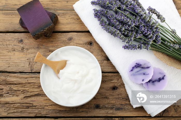 lavanda crema e sapone su sfondo di legno rustico