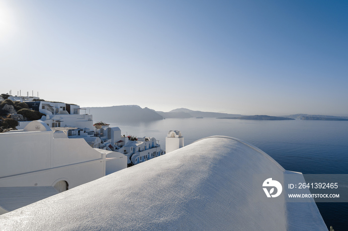 希腊圣托里尼岛村庄的传统白色建筑和屋顶