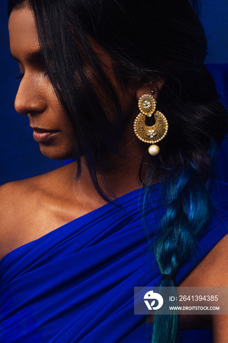 深蓝色背景下来自马来西亚的深色皮肤印度女性的肖像