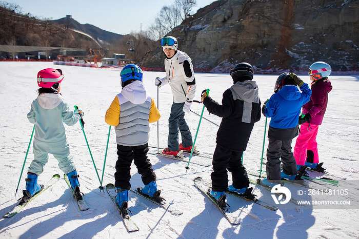 孩子们跟着教练在户外学滑雪