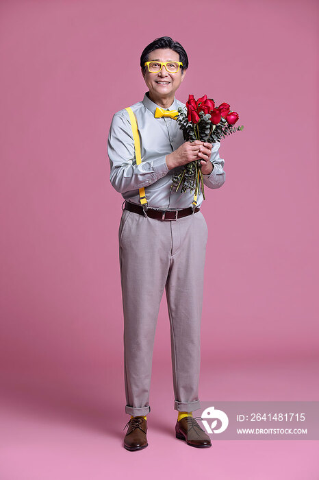 幽默时尚的老年男子拿着玫瑰