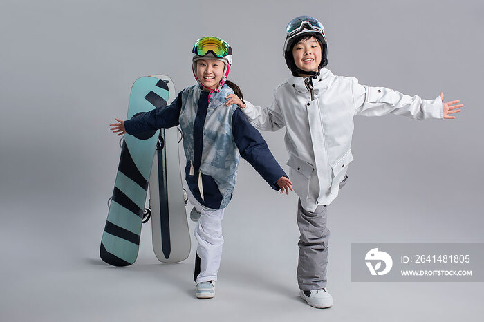 快乐的儿童滑雪