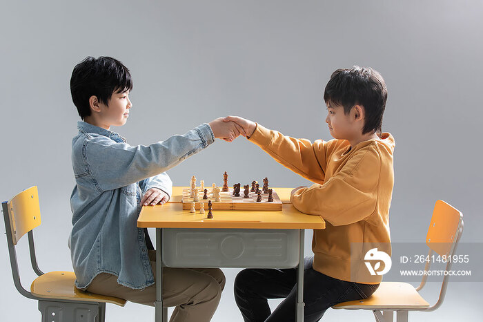 两个男孩下国际象棋