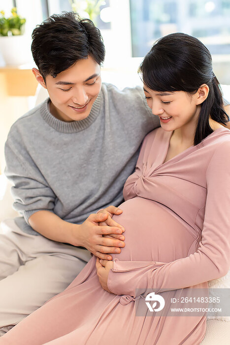 年轻夫妇期待新生儿