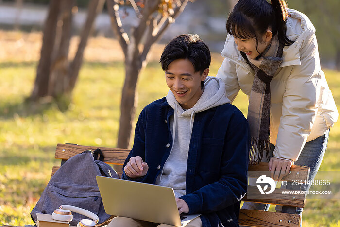 年轻大学生使用笔记本电脑