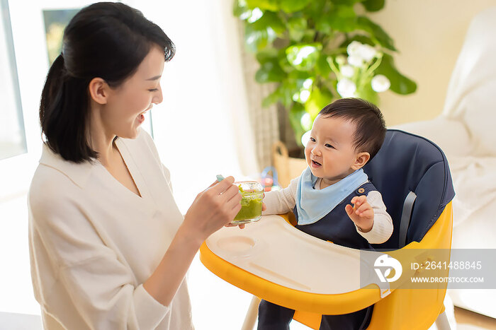 年轻妈妈给宝宝喂食