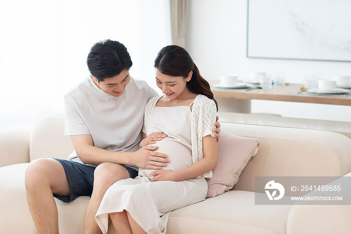 年轻夫妇期待新生儿