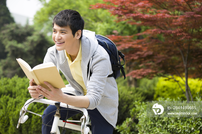 校园里骑单车的大学生