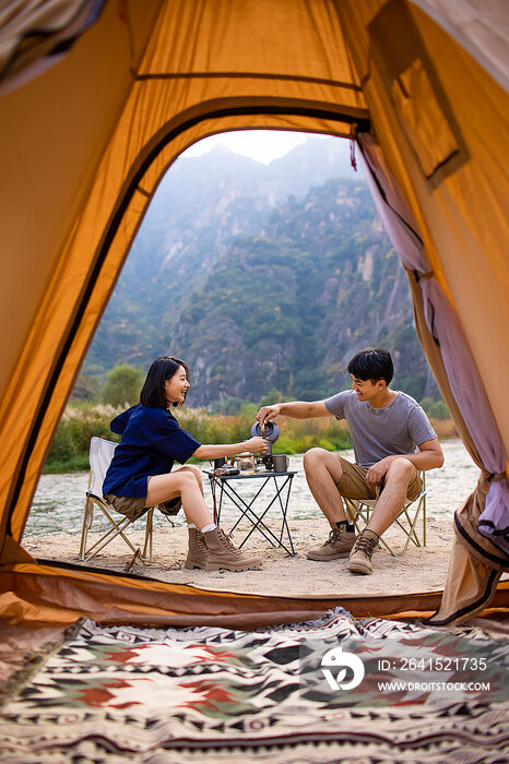 快乐的年轻情侣在户外露营