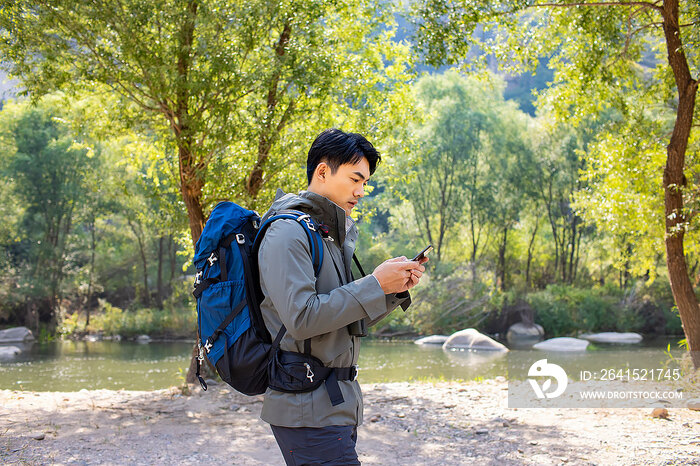 年轻男子户外徒步旅行