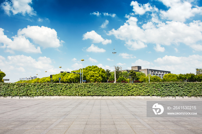 从空荡荡的地板上看云天中的重庆城市景观和天际线