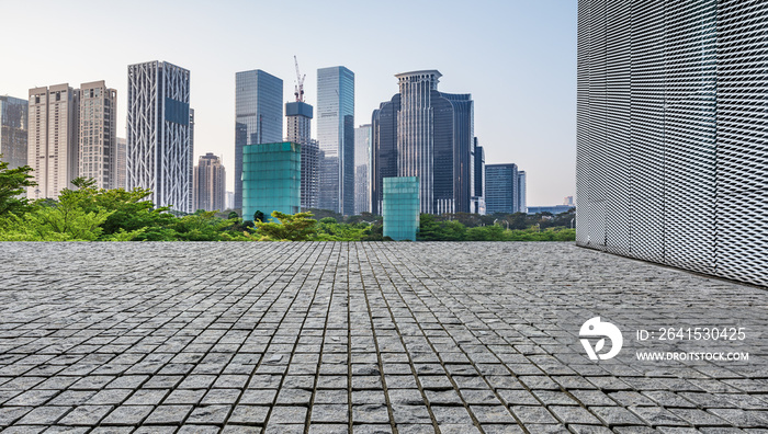 中国深圳的全景天际线和空荡荡的现代化商业办公楼。空荡荡的