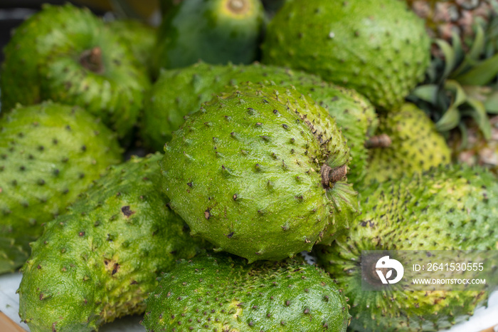 乌布街头市场上的Soursop、Guanabana或Custard Apple或Annona muricata和绿椰子，我